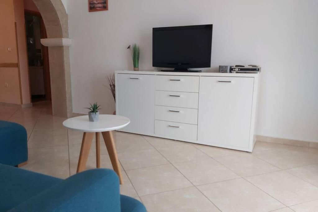 Beautiful Apartment 80 M From The Sea Marusici  エクステリア 写真
